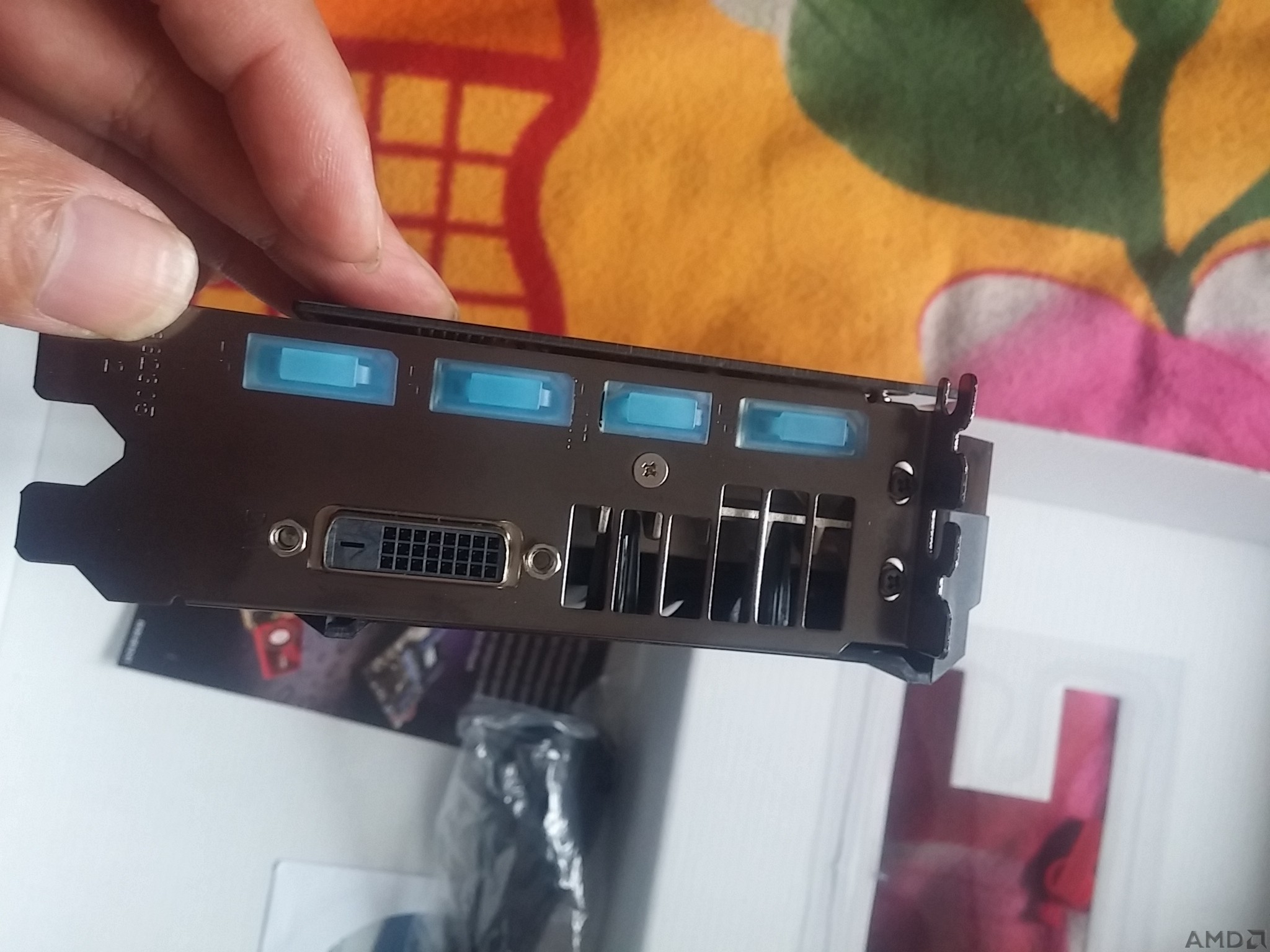 接口很丰富 3XDP 1XHDMI  1XDVI 方便扩展使用