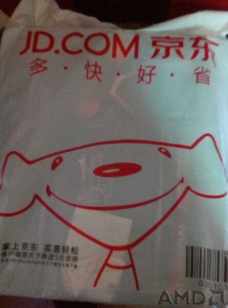 楼主正吃着午饭的时候，京东的快递小哥扔给我一个大塑料袋，你们猜是啥